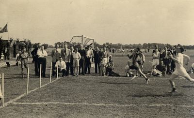 811808 Afbeelding van enkele werknemers van de Carrosserie- en Constructiewerkplaatsen N.V. Jan Jongerius tijdens een ...